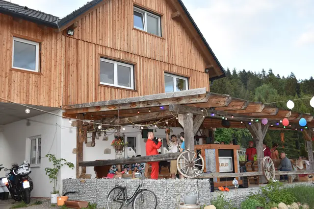 Als schrägste Party des Jahres angekündigt, stieg am Erlebnishof Steinkellnergut das Event als Gartenfest mit bunt gekleideten und fröhlichen Menschen. | Foto: Robert Zinterhof