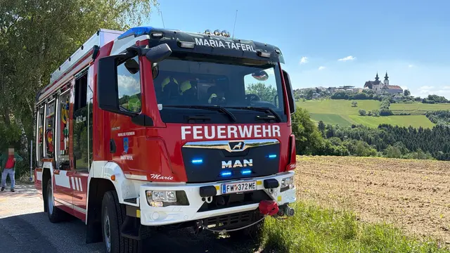 Drei Wehren rückten aus, um die kilometerlange Ölspur zu beseitigen. | Foto: DOKU NÖ