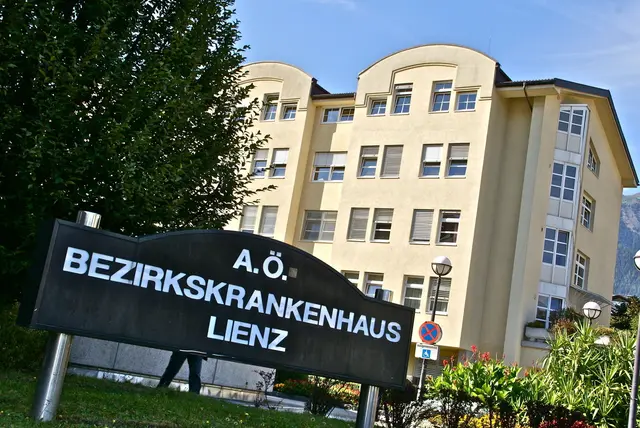 Motorradunfall: Nach der Erstversorgung durch Einsatzkräfte des Rotes Kreuz und den Notarzt wurde der schwer verletzte Motorradfahrer in das Bezirkskrankenhaus nach Lienz eingeliefert. | Foto: Hans Ebner
