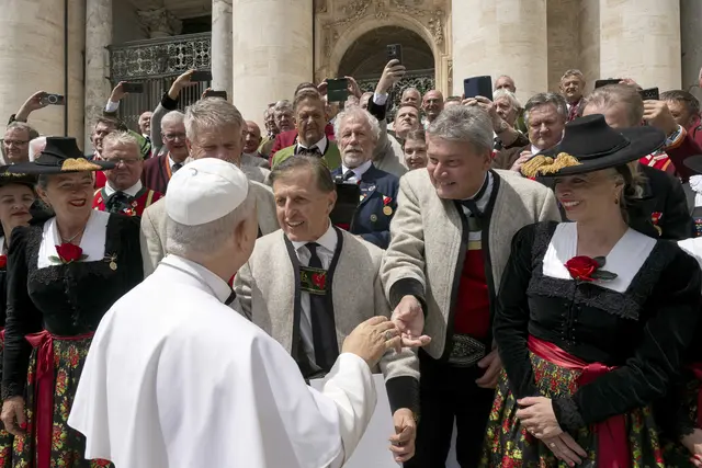 Papst Leo bedankte sich persönlich bei "Hymn for the Pope"-Komponist Michael Ausserladscheider. | Foto: Vatican Media