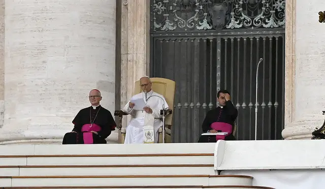 Bilder, die man kennt: Der Papst bei der Verlesung seiner Botschaft im Rahmen der Generalaudienz. | Foto: Manfred Hassl