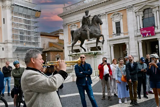 Soloauftritt auf einem der schönsten Plätze in Rom beim "Alten Dessauer": Michael Ausserladscheider begeisterte das Publikum und auch Marc Aurel (Denkmal hoch zu Pferd im Hintergrund). | Foto: Manfred Hassl