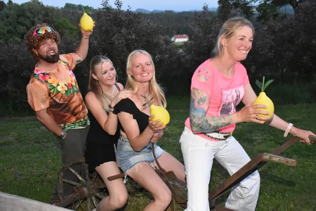 Als schrägste Party des Jahres angekündigt, stieg am Erlebnishof Steinkellnergut das Event als Gartenfest mit bunt gekleideten und fröhlichen Menschen. | Foto: Robert Zinterhof