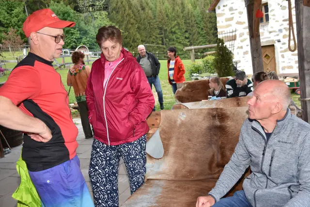 Als schrägste Party des Jahres angekündigt, stieg am Erlebnishof Steinkellnergut das Event als Gartenfest mit bunt gekleideten und fröhlichen Menschen. | Foto: Robert Zinterhof