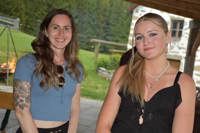 Als schrägste Party des Jahres angekündigt, stieg am Erlebnishof Steinkellnergut das Event als Gartenfest mit bunt gekleideten und fröhlichen Menschen. | Foto: Robert Zinterhof