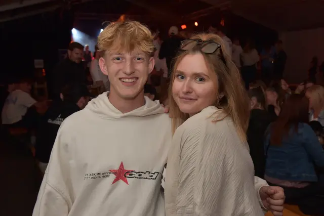 Daniel und Linda feiern beim Zeltfest in Münzkirchen | Foto: Alois Braid / zema.medien.de