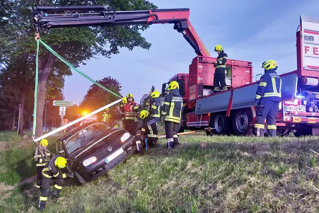 Als Erstmaßnahme wurde der Wagen mittels Gurten am Einsatzfahrzeug gesichert.  | Foto: FF Waidhofen/Thaya