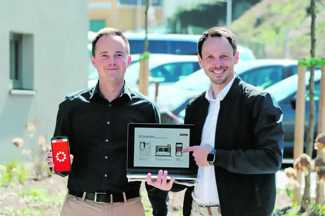 MeinBezirk Schärding Geschäftsstellenleiter Andreas Osterkorn (r.) und Werbeberater Raphael Mühlbacher präsentieren das MeinBezirk-Jobportal, mit dem die Menschen aus dem Bezirk Schärding ihren Traumjob finden können!  | Foto: Foto: MeinBezirk/Siegl