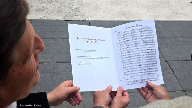 Das ist die Partitur einer "Festlichen Hymne gewidmet Papst Leo XIV, die persönlich überreicht wurde. | Foto: Herbert Bacher