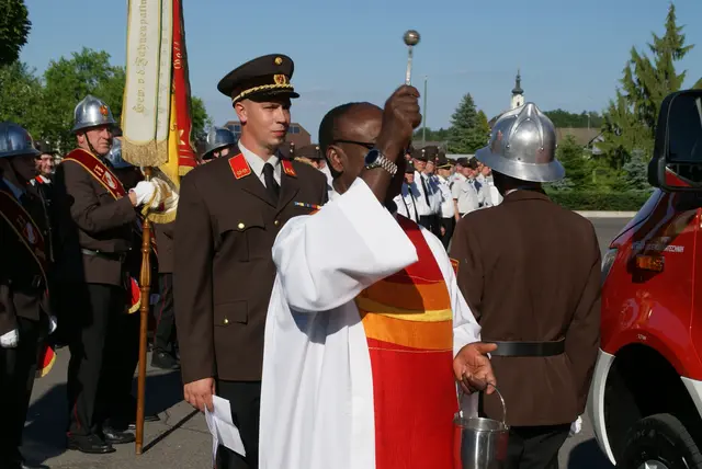 Dechant Pfarrer Martin Ralph Kalu segnete das neue Einsatzfahrzeug. | Foto: Anna Kaufmann