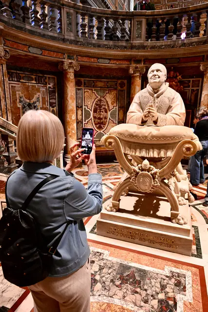 Ein weiteres von vielen Merkmalen der Basilica: Die Krypta mit der Statue von Papst Pius IX | Foto: Manfred Hassl