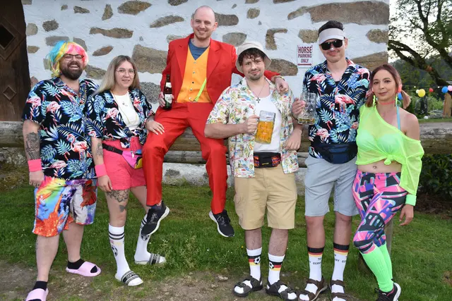 Als schrägste Party des Jahres angekündigt, stieg am Erlebnishof Steinkellnergut das Event als Gartenfest mit bunt gekleideten und fröhlichen Menschen. | Foto: Robert Zinterhof