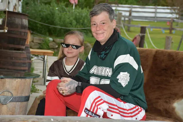 Als schrägste Party des Jahres angekündigt, stieg am Erlebnishof Steinkellnergut das Event als Gartenfest mit bunt gekleideten und fröhlichen Menschen. | Foto: Robert Zinterhof