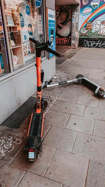 Der dreijährige Bub soll mit einem Tretroller am Gehstesig unterwegs gewesen sein. (Symbolfoto) | Foto: pexels / Diana ✨