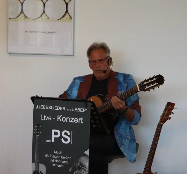 Peter Scheiber bei der Interpretation seiner Liebeslieder | Foto: Monika Hammerl