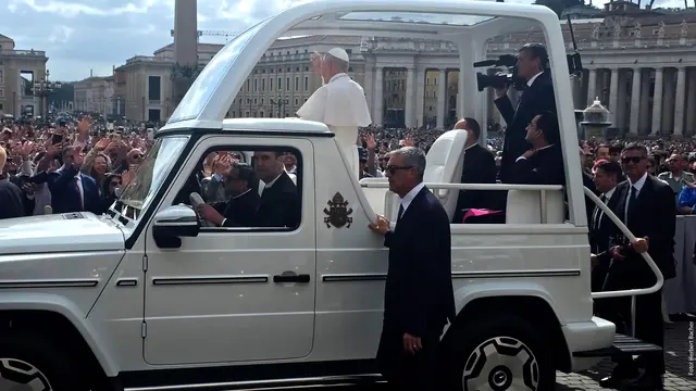 Die Fahrt mit dem "Papamobil" gehört zur Generalaudienz. | Foto: Herbert Bacher
