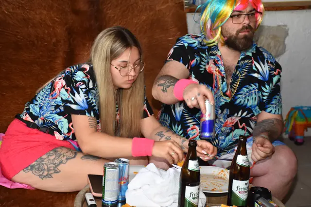 Als schrägste Party des Jahres angekündigt, stieg am Erlebnishof Steinkellnergut das Event als Gartenfest mit bunt gekleideten und fröhlichen Menschen. | Foto: Robert Zinterhof