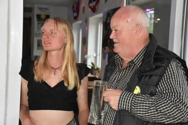 Als schrägste Party des Jahres angekündigt, stieg am Erlebnishof Steinkellnergut das Event als Gartenfest mit bunt gekleideten und fröhlichen Menschen. | Foto: Robert Zinterhof