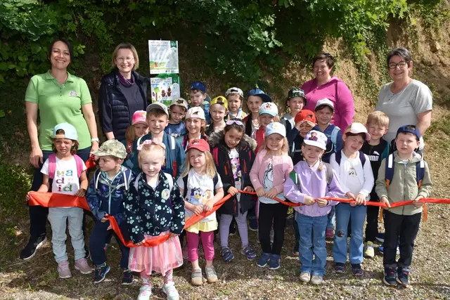 Der Kinderlieder-Wanderweg, eine 2,5 km Runde, wurde im Wanderdorf Bad Kreuzen eröffnet. An zehn Stationen kann man sich Kinderlieder anhören und mitsing. Die Zeichnungen dazu wurden von den Mädchen und Buben des Kindergartens gestaltet.  | Foto: Robert Zinterhof