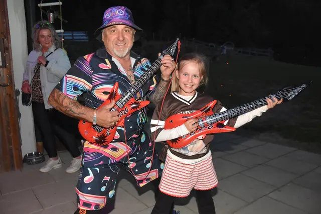 Als schrägste Party des Jahres angekündigt, stieg am Erlebnishof Steinkellnergut das Event als Gartenfest mit bunt gekleideten und fröhlichen Menschen. | Foto: Robert Zinterhof