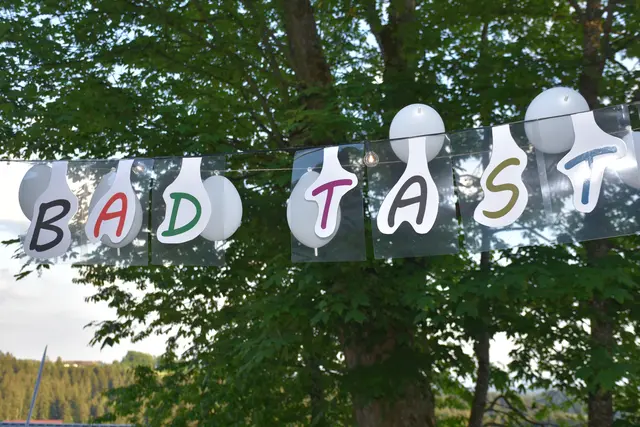 Als schrägste Party des Jahres angekündigt, stieg am Erlebnishof Steinkellnergut das Event als Gartenfest mit bunt gekleideten und fröhlichen Menschen. | Foto: Robert Zinterhof