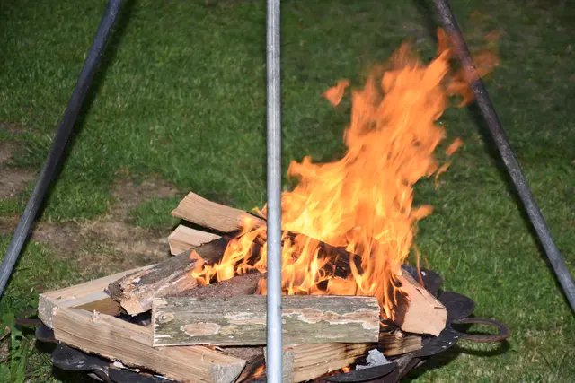 Als schrägste Party des Jahres angekündigt, stieg am Erlebnishof Steinkellnergut das Event als Gartenfest mit bunt gekleideten und fröhlichen Menschen. | Foto: Robert Zinterhof