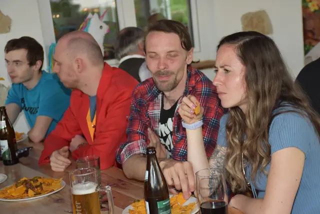 Als schrägste Party des Jahres angekündigt, stieg am Erlebnishof Steinkellnergut das Event als Gartenfest mit bunt gekleideten und fröhlichen Menschen. | Foto: Robert Zinterhof