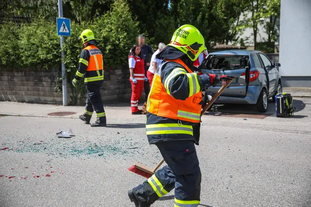 Ein Pkw krachte in Marchtrenk in das Heck eines Mopetautos – dessen Lenkerin wurde dabei verletzt. | Foto: laumat.at