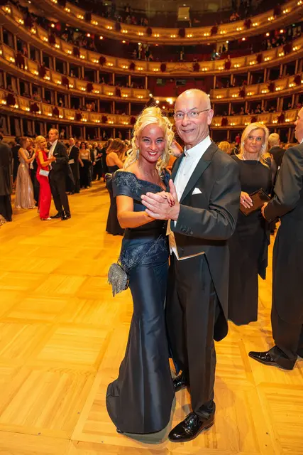 Dompfarrer Toni Faber gemeinsam mit Natalie Nemec heuer am Opernball. | Foto: APA-Images / Andreas Tischler