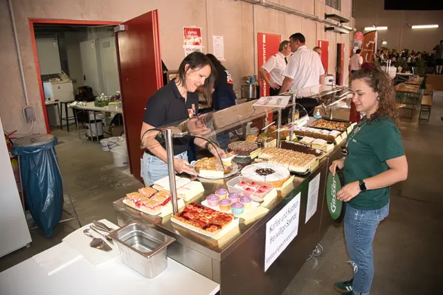 Menschen am Buffet