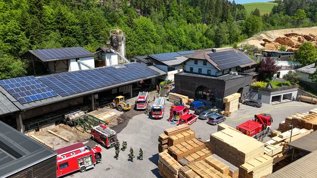 Brand bei holzverarbeitendem Betrieb rasch unter Kontrolle