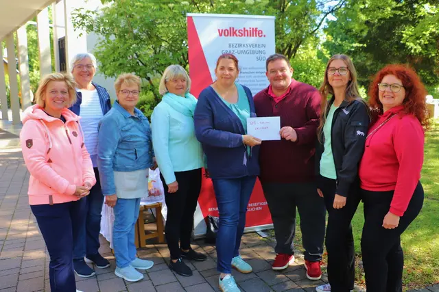 Ines Kerschhofer und ihr Team der SPÖ-Frauen Kalsdorf bei der Schecküberreichung an Rene Strohmeier von der Volkshilfe. | Foto: Edith Ertl