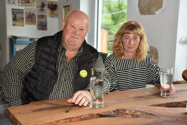 Als schrägste Party des Jahres angekündigt, stieg am Erlebnishof Steinkellnergut das Event als Gartenfest mit bunt gekleideten und fröhlichen Menschen. | Foto: Robert Zinterhof
