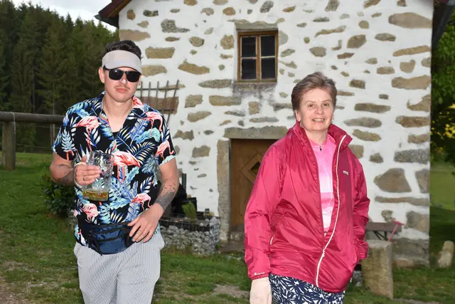 Als schrägste Party des Jahres angekündigt, stieg am Erlebnishof Steinkellnergut das Event als Gartenfest mit bunt gekleideten und fröhlichen Menschen. | Foto: Robert Zinterhof