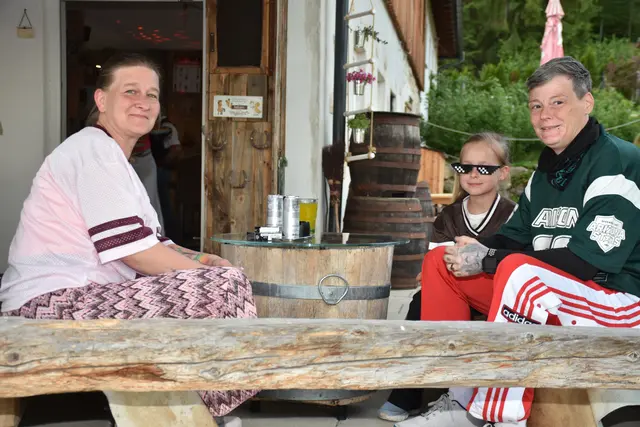 Als schrägste Party des Jahres angekündigt, stieg am Erlebnishof Steinkellnergut das Event als Gartenfest mit bunt gekleideten und fröhlichen Menschen. | Foto: Robert Zinterhof