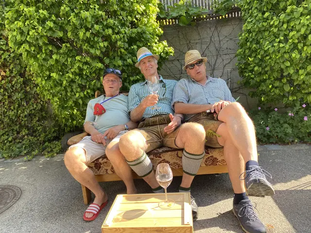 Sofa-Pause - Rudi, Ernst und Fritz kamen aus dem Chiemgau zum Rotweinopening | Foto: Gesa Buzanich