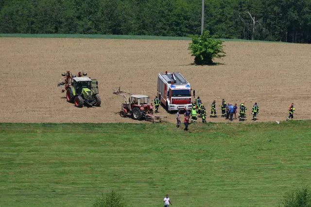 Bei Feldarbeiten war offensichtlich ein Traktor umgestürzt.  | Foto: laumat.at/Matthias Lauber