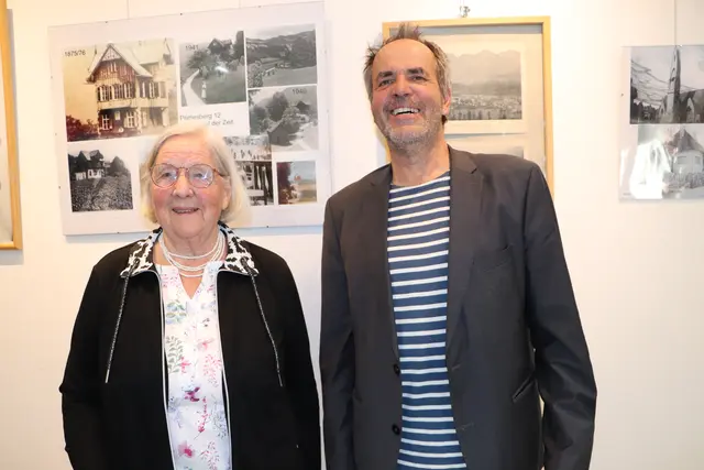 Die gelungene Kombination aus Ausstellung und begleitender Lesung machte die Vernissage zu einem besonderen kulturellen Ereignis – das freute auch Frauke Brosenne und Leopold Schilcher. | Foto: Besendorfer