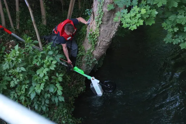 Feuerwehr fischt E-Scooter aus dem Mühlbach