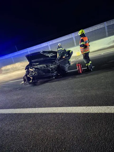Einsatzkräfte beim Autowrack 