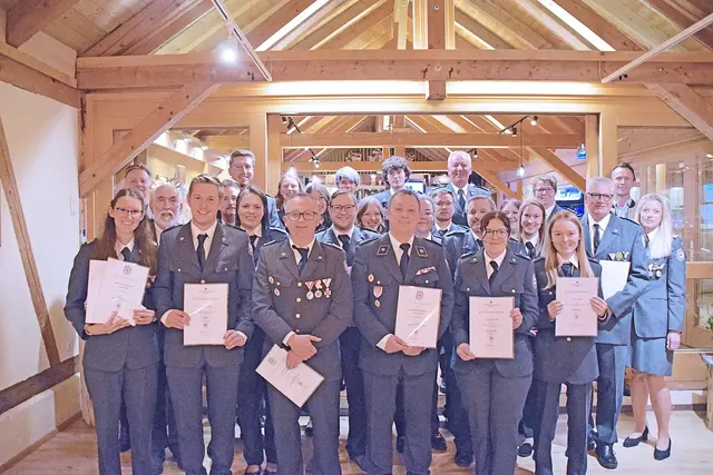 Die Beförderten, Geehrten und Gewürdigten der Abteilung Tamsweg des Roten Kreuzes mit ihren ersten Gratulanten im Rahmen der Jahresdienstversammlung 2026. | Foto: Rotes Kreuz Tamsweg