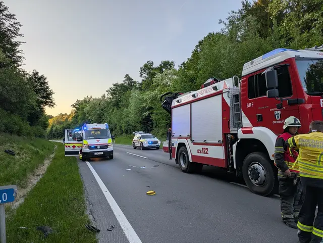 Der Unfalllenker wurde schwer verletzt in die Klinik Oberwart gebracht. | Foto: Stadtfeuerwehr Oberwart