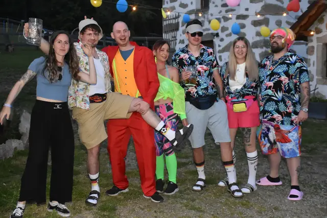 Als schrägste Party des Jahres angekündigt, stieg am Erlebnishof Steinkellnergut das Event als Gartenfest mit bunt gekleideten und fröhlichen Menschen. | Foto: Robert Zinterhof