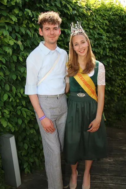 Kabarettist Michael Steiger mit der Erdbeerkönigin Lara  | Foto: Eduard Wimmer