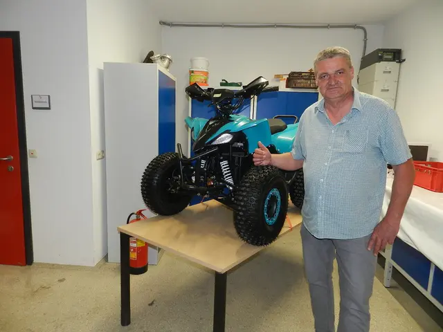Michael Schröder, Kommandant-Stellvertreter der Feuerwehr Neulengbach-Stadt, freut sich mit der FF Inprugg über den schönen Tombola-Preis. | Foto: Heribert Punz