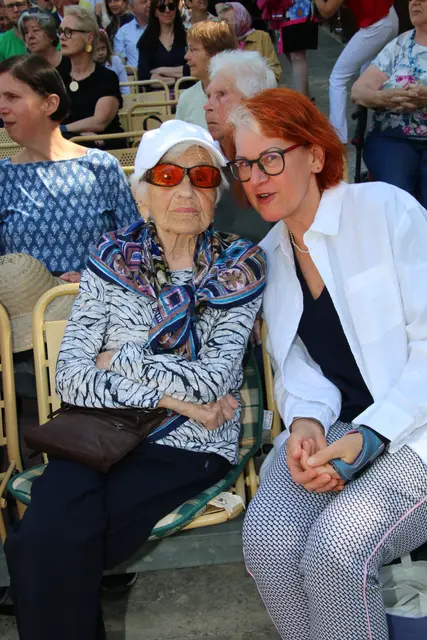 Frau Maria Mittermayer aus Eisenstadt, sie ist 103 Jahre alt, mit Begleitung, Nachbarin Gerti . | Foto: Eduard Wimmer