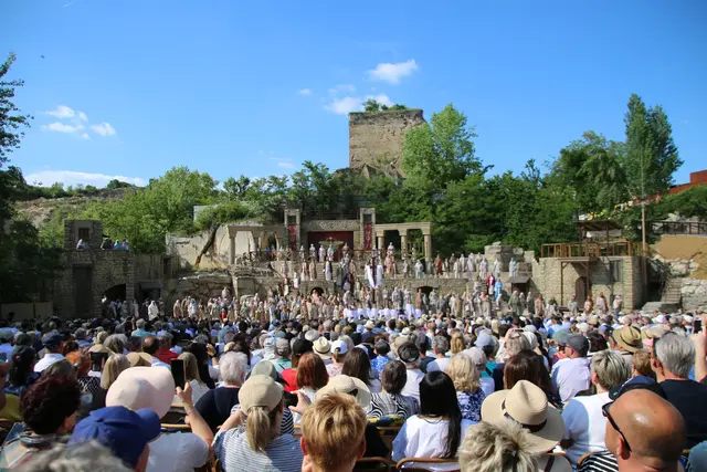 Rund 500 Darsteller und Helfer auf und hinter der Bühne haben auf diesen Augenblick hingearbeitet: Das große Eröffnungsbild bei der Premiere der Jubiläumspassion in St. Margarethen. | Foto: Eduard Wimmer