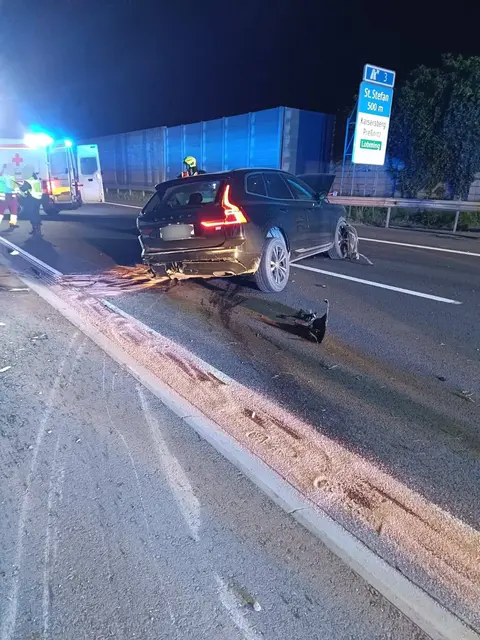Beschädigtes Auto auf Schnellstraße