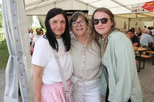 Regina, Elisabeth und Lorena besuchten das Fest der Haibacher Feuerwehr. | Foto: Sona Hasoyan