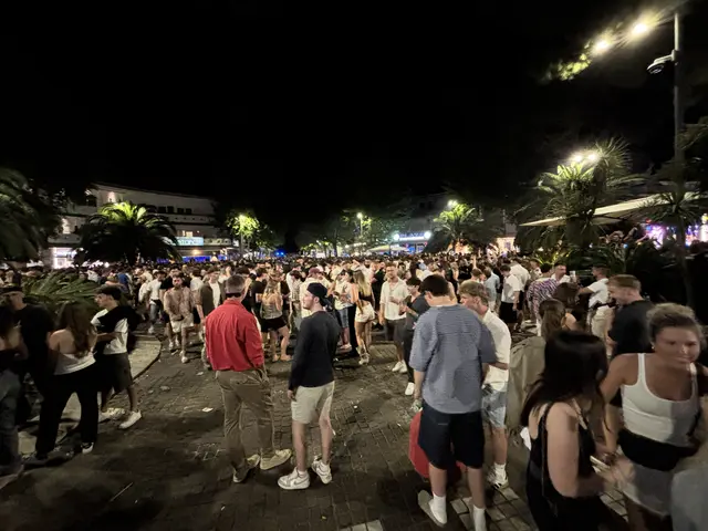 Die Piazza Fontana war Samstagabend komplett voll. | Foto: MeinBezirk/Evelyn Wanz